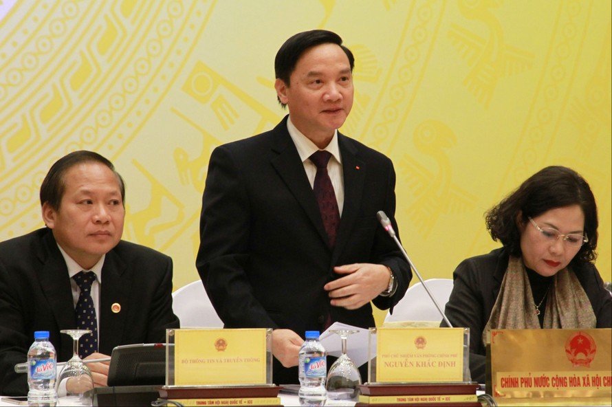 Ông Nguyễn Khắc Định (giữa) trả lời phóng viên tại buổi họp báo.