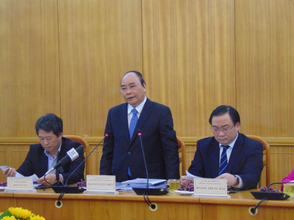 Phó Thủ tướng Nguyễn Xuân Phúc và đoàn giám sát về làm việc với Ủy ban bầu cử sáng 15/3. Ảnh LD