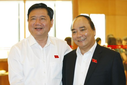 Thủ tướng Nguyễn Xuân Phúc (phải) bên hành lang kỳ họp. Ảnh Như Ý