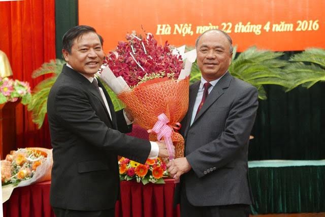 Ông Lại Xuân Môn (trái) giữ chức Chủ tịch Hội Nông dân Việt Nam. Ảnh DV