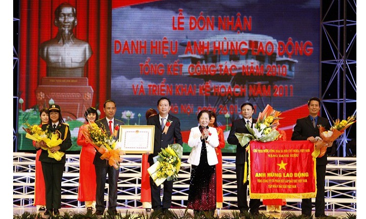 Ông Vũ Huy Hoàng ký văn bản đề xuất tặng danh hiệu Anh hùng Lao động cho PVC.