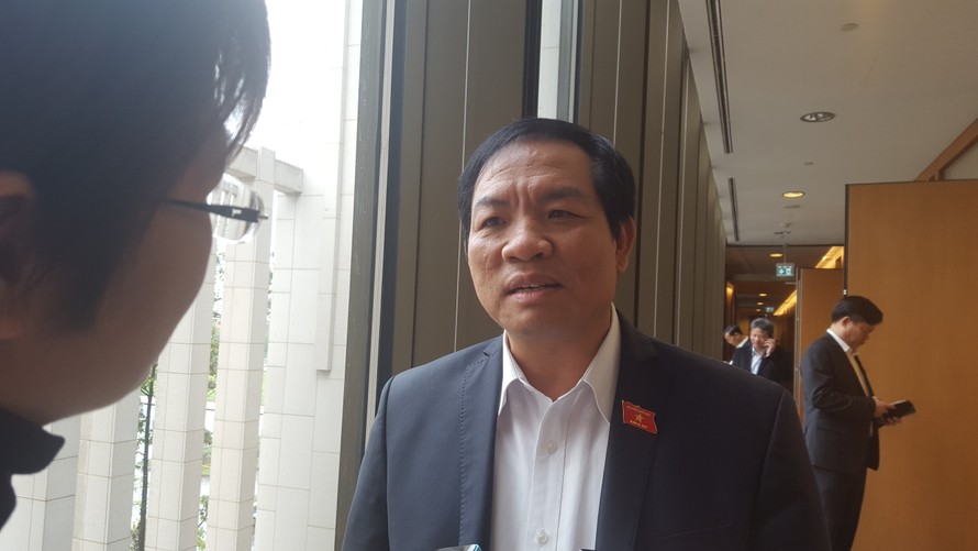 Ông Lê Hồng Tịnh, Phó Chủ nhiệm Uỷ ban KHCN&MT trao đổi với phóng viên