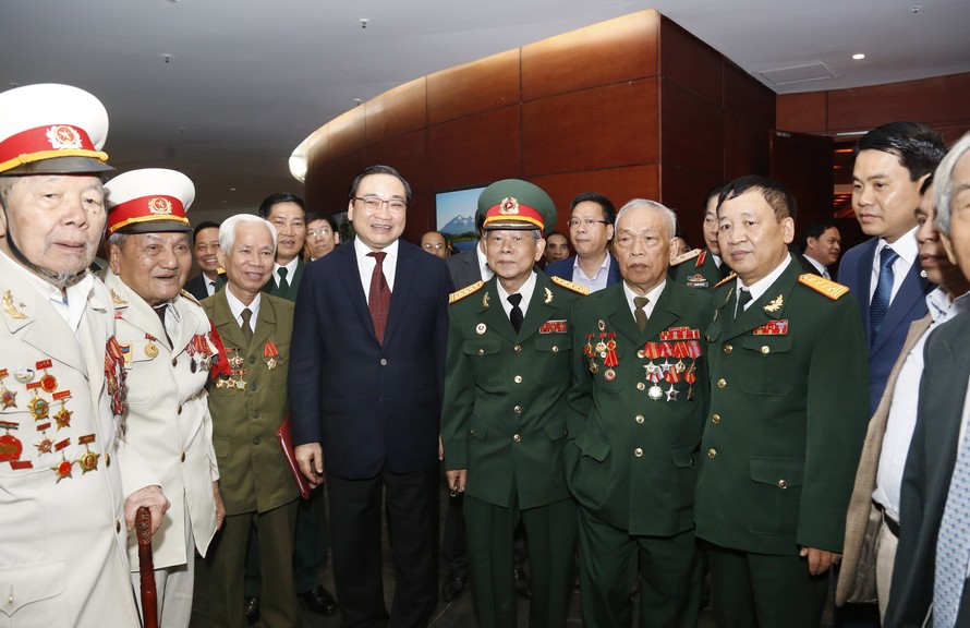 Bí thư Thành ủy Hoàng Trung Hải và các đại biểu cựu chiến binh, thanh niên xung phong