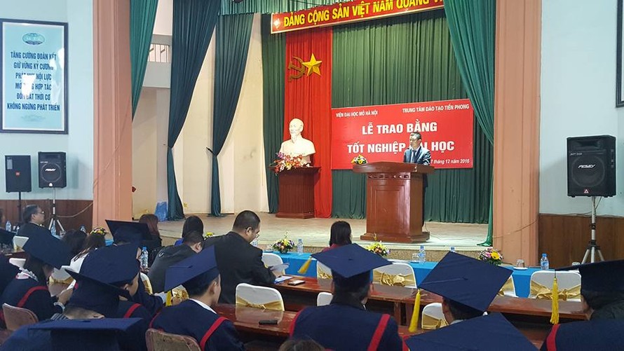 Phó Tổng biên tập Báo Tiền Phong Phùng Công Sưởng phát biểu tại lễ trao bằng đại học.