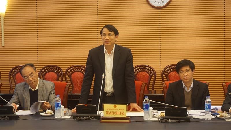Thứ trưởng Bộ GD&ĐT Phạm Mạnh Hùng báo cáo đoàn giám sát