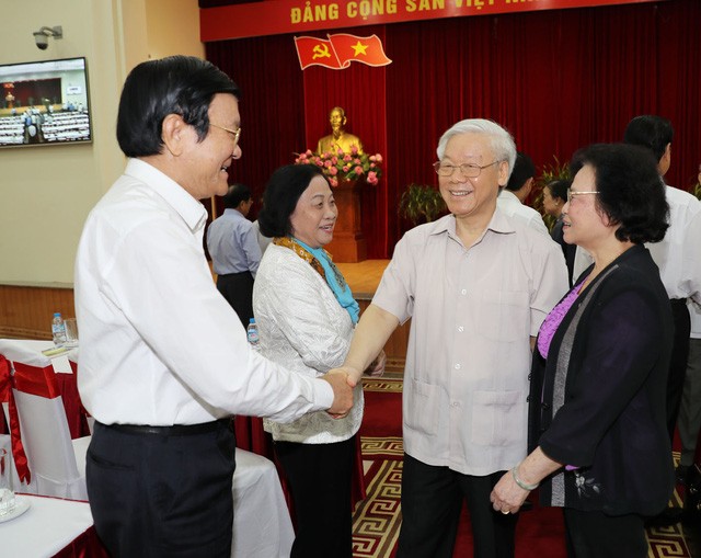 Tổng Bí thư Nguyễn Phú Trọng với các đồng chí lãnh đạo và nguyên lãnh đạo Đảng, Nhà nước. Ảnh TTXVN