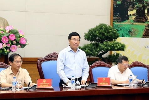 Phó Thủ tướng, Chủ tịch Ủy ban Quốc gia APEC 2017 Phạm Bình Minh phát biểu tại phiên họp. Ảnh CP