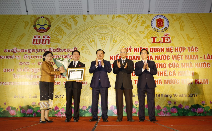 Chủ tịch KTNN Lào đã trao huân chương độc lập và huân chương hữu nghị cho các cá nhân, tâp thể KTNN Việt Nam. Ảnh Như Ý