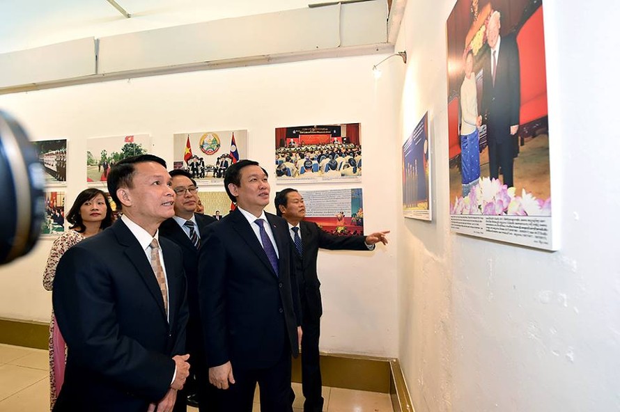 Phó Thủ tướng Vương Đình Huệ và Phó Chủ tịch Quốc hội Đỗ Bá Tỵ thăm triển lãm (Ảnh: Luân Dũng)