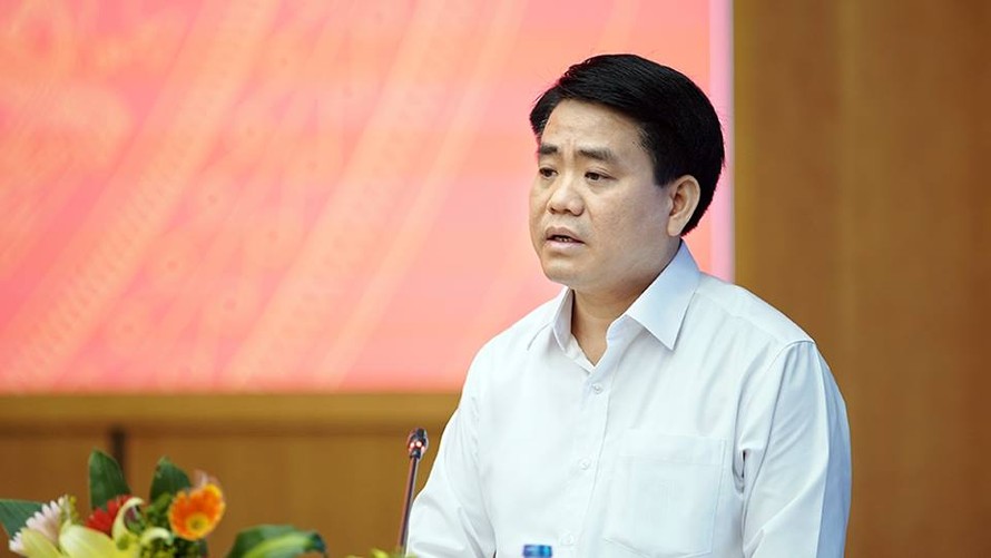 Chủ tịch Hà Nội Nguyễn Đức Chung trao đổi với cử tri ngày 13/5. Ảnh Mạnh Thắng