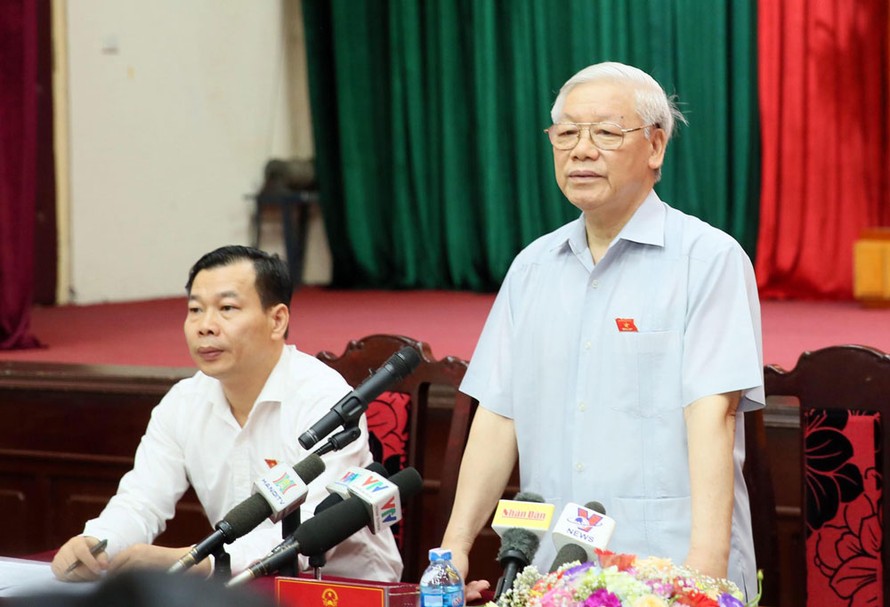 Tổng Bí thư Nguyễn Phú Trọng cùng các ĐBQH đoàn Hà Nội đi tiếp xúc cử tri tại UBND quận Thanh Xuân, Hà Nội. Ảnh Như Ý