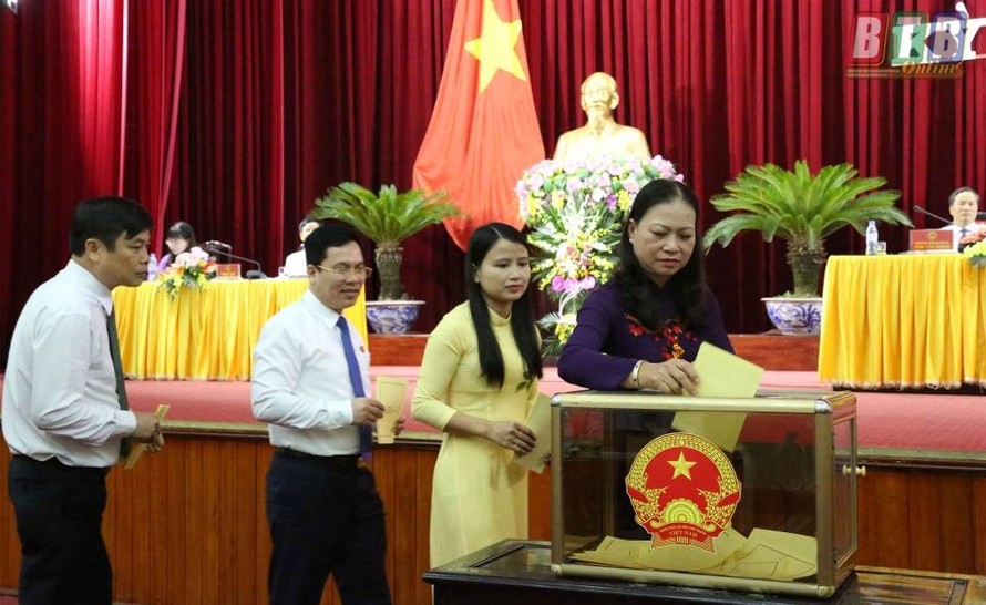 Các đại biểu bỏ phiếu bầu chức danh Chủ tịch HĐND tỉnh Thái Bình. Ảnh Báo Thái Bình