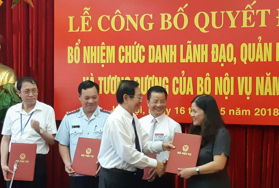 Bộ trưởng Nội vụ Lê Vĩnh Tân trao quyết định cho các ứng viên trúng tuyển lần đầu