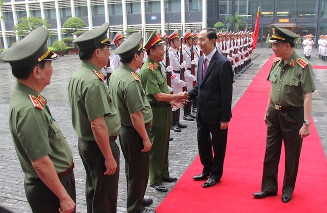 Chủ tịch nước Trần Đại Quang duyệt đội danh dự CAND. Ảnh Báo CAND