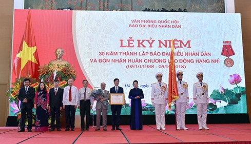 Chủ tịch Quốc hội Nguyễn Thị Kim Ngân đã trao tặng Huân chương Lao động hạng Nhì cho Báo Đại biểu Nhân dân. Ảnh QK