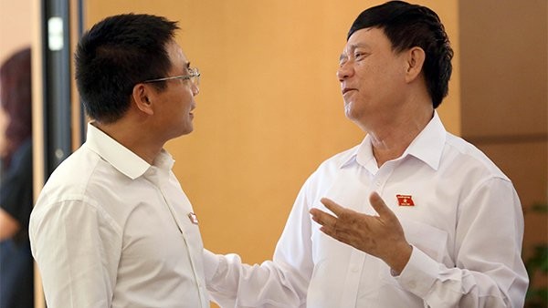 Trưởng Ban công tác đại biểu Trần Văn Túy chia sẻ với ĐBQH bên lề kỳ họp