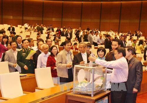 Quốc hội tiến hành lấy phiếu tín nhiệm 48 người bằng bỏ phiếu kín