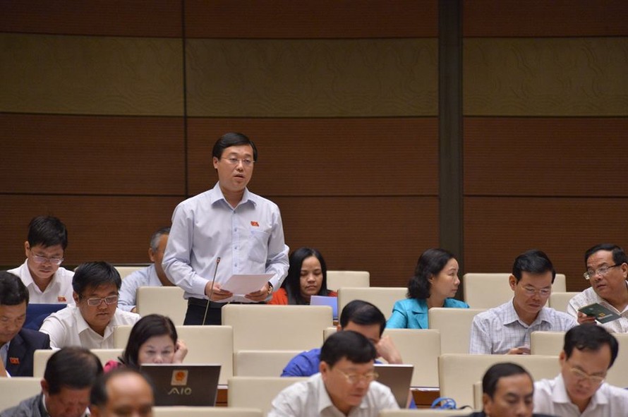 Đại biểu Quốc hội Lê Quốc Phong, Bí thư Thứ nhất TƯ Đoàn TNCS Hồ Chí Minh phát biểu tại phiên thảo luận sáng nay. Ảnh: Như Ý