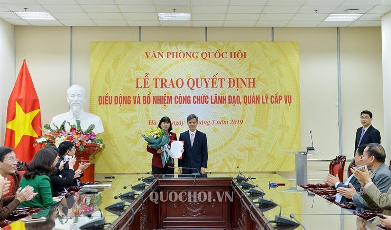 Nguyễn Đức Thụ trao quyết định cho bà Trịnh Giáng Hương. Ảnh QH