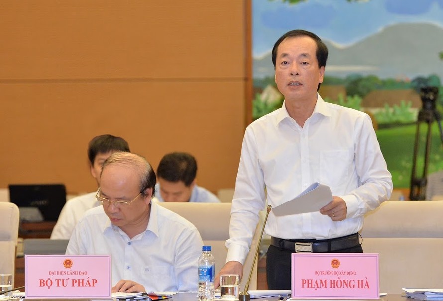 Bộ trưởng Bộ Xây dựng Phạm Hồng Hà tại phiên giải trình. Ảnh Hoàng Quỳnh