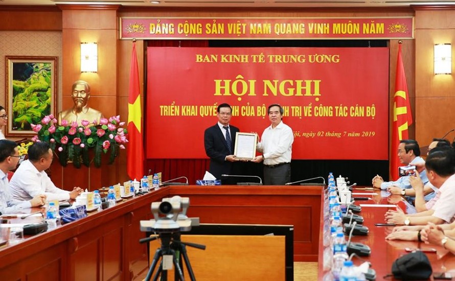 Ông Triệu Tài Vinh (bìa trái) thôi chức Bí thư Tỉnh ủy Hà Giang để giữ chức Phó trưởng ban Kinh tế trung ương. Ảnh: T.Trung