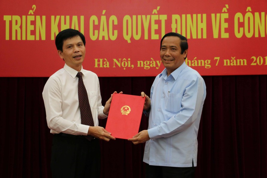 Phó Trưởng ban Thường trực Ban Tổ chức Trung ương trao quyết định của Ban bí thư cho ông Lê Anh Tuấn. Ảnh chinhphu.vn 