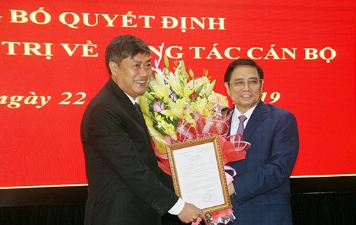 Ông Phạm Minh Chính trao quyết định và chúc mừng ông Nguyễn Hữu Đông. Ảnh Chinhphu 