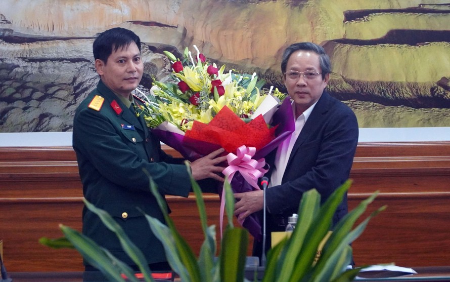 Bí thư Tỉnh ủy Quảng Bình Hoàng Đăng Quang trao quyết định cho Đại tá Lê Văn Vỹ. ẢNH: Chinhphu.vn