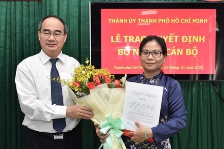 Bí thư Thành ủy TPHCM Nguyễn Thiện Nhân trao quyết định cho bà Lê Thị Thanh Thúy