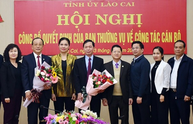 Phó Bí thư Thường trực Tỉnh ủy Lào Cai trao quyết định về công tác cán bộ.