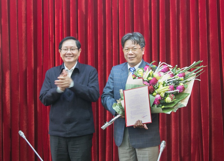 Bộ trưởng Nội vụ trao Quyết định giao Quyền Tổng biên tập Tạp chí Tổ chức nhà nước cho ông Trần Nghị