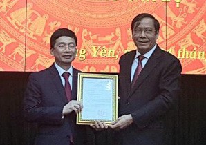 Ông Nguyễn Thanh Bình trao quyết định cho ông Nguyễn Duy Hưng (trái). Ảnh: TT 
