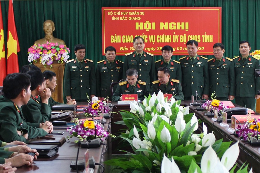 Bàn giao chức trách nhiệm vụ Chính ủy Bộ Chỉ huy Quân sự tỉnh Bắc Giang. Ảnh CP 