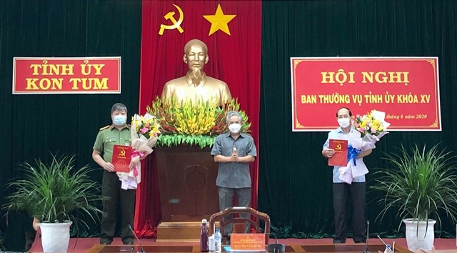 Trao quyết định của Ban Bí thư Trung ương Đảng chuẩn y nhân sự tại Kon Tum. Ảnh: Chinhphu.vn