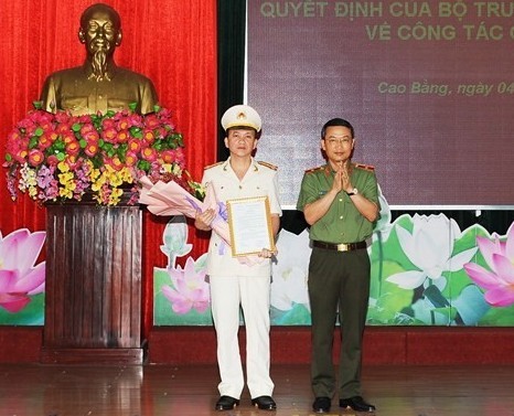 Thượng tá Sầm Minh Hồ (bìa trái) nhận quyết định bổ nhiệm và hoa chúc mừng của lãnh đạo công an tỉnh Cao Bằng. Ảnh: V. T ​