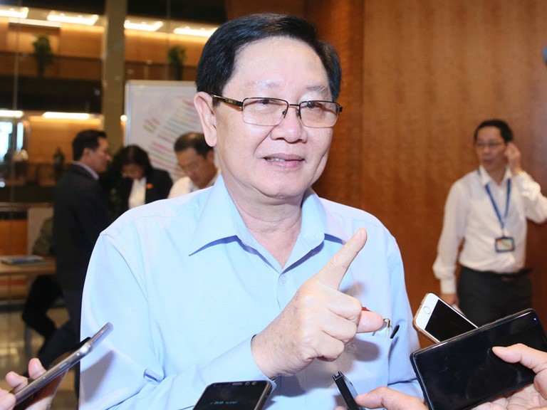 Bộ trưởng Bộ Nội vụ Lê Vĩnh Tân trao đổi với phóng viên bên lề kỳ họp