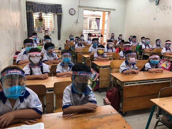 Ý kiến trái chiều trong việc học sinh đeo mặt nạ chống giọt bắn