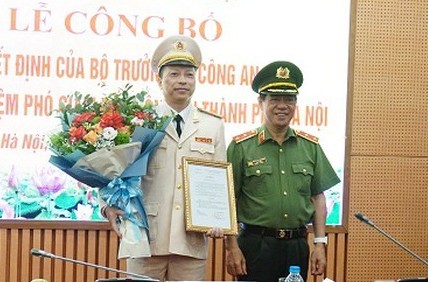 Trung tướng Đoàn Duy Khương trao quyết định và chúc mừng Đại tá Nguyễn Hồng Ky. Ảnh: Chinhphu.vn 