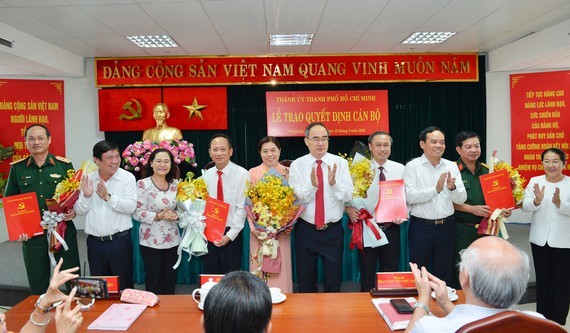Lãnh đạo TPHCM trao quyết định và chúc mừng 5 cán bộ được Ban Bí thư Trung ương Đảng chỉ định giữ chức vụ mới. Ảnh CP 