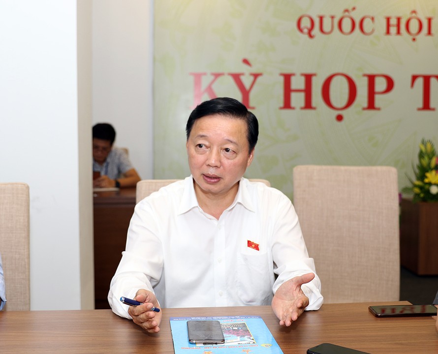 Bộ trưởng Bộ TN&MT Trần Hồng Hà trao đổi với phóng viên