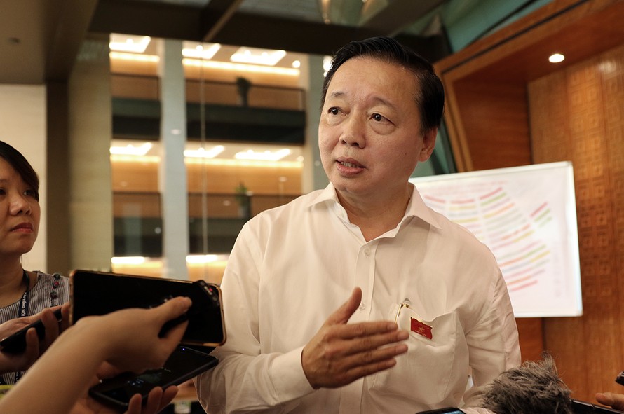 Bộ trưởng Bộ TN&MT Trần Hồng Hà trao đổi với phóng viên bên lề kỳ họp