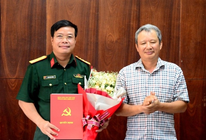 Bí thư Tỉnh ủy, Chủ tịch HĐND tỉnh Thừa Thiên Huế Lê Trường Lưu trao quyết định cho ông Ngô Nam Cường. Ảnh VGP 