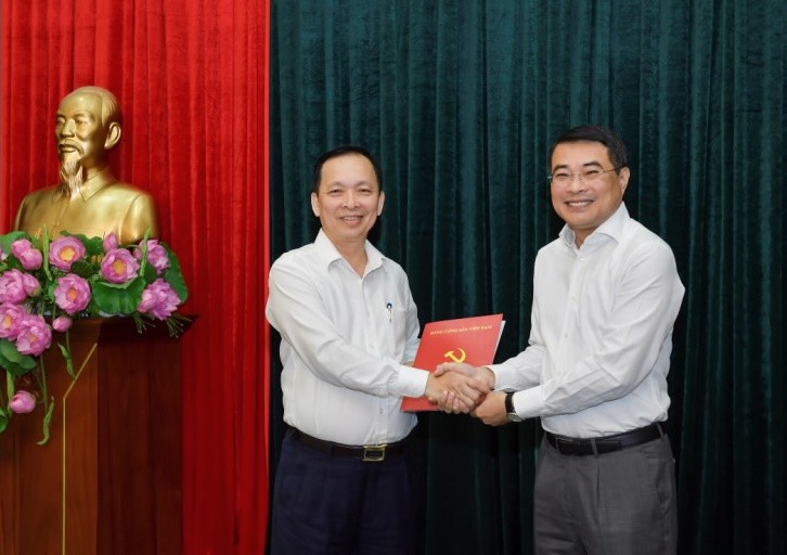 Thống đốc Lê Minh Hưng trao quyết định cho ông Đào Minh Tú. Ảnh VGP 