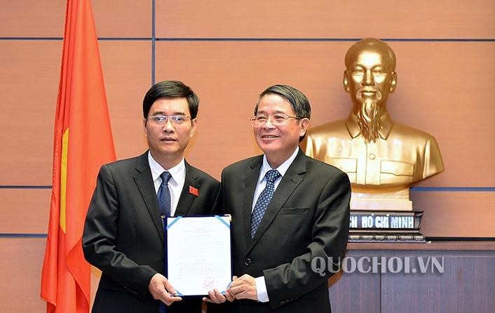 Chủ nhiệm Ủy ban Tài chính, Ngân sách Nguyễn Đức Hải trao Nghị quyết của Ủy ban Thường vụ Quốc hội cho ông Hoàng Quang Hàm. Ảnh QH 