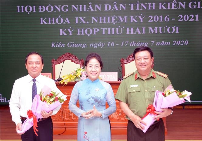 Chủ tịch HĐND tỉnh Kiên Giang Đặng Tuyết Em tặng hoa chúc mừng tân Phó Chủ tịch UBND tỉnh và Ủy viên UBND tỉnh Kiên Giang. Ảnh TT 
