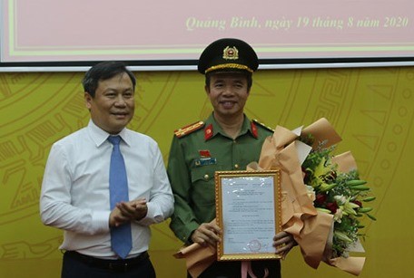 Ông Vũ Đại Thắng trao quyết định và chúc mừng Đại tá Nguyễn Tiến Nam 