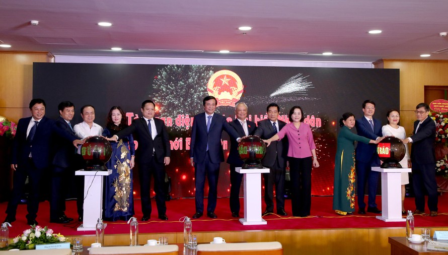 Phó Chủ tịch Quốc hội Uông Chu Lưu và các đại biểu bấm nút khai trương Tòa soạn điện tử Báo Đại biểu Nhân dân