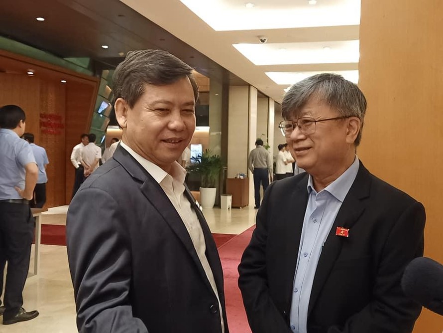 Viện trưởng VKSND Tối cao Lê Minh Trí và đại biểu Trương Trọng Nghĩa trao đổi bên hành lang Quốc hội sáng 1/4. Ảnh: LD