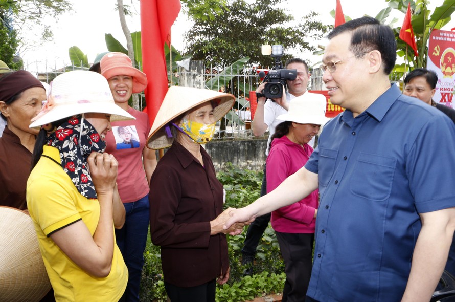 Chủ tịch Quốc hội, Chủ tịch Hội đồng Bầu cử Quốc gia Vương Đình Huệ nói chuyện với cử tri huyện Tiên Lãng, TP Hải Phòng. Ảnh Báo ĐBND