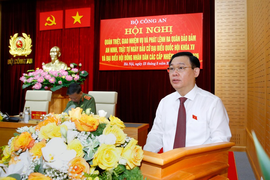 Chủ tịch Quốc hội Vương Đình Huệ phát biểu tại hội nghị.